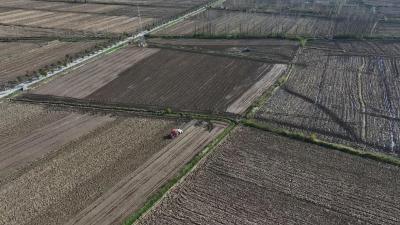 湖北老河口：科技破解湿墒难题 小麦抢时高效播种