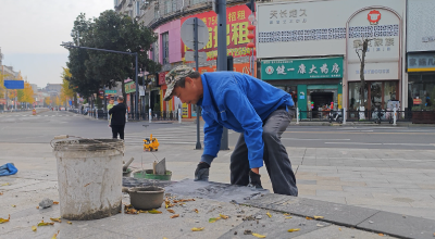 市城管局：修补公园设施 提升城市品质