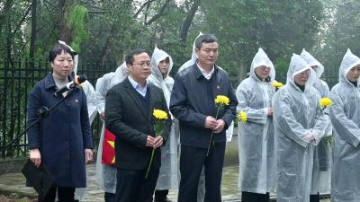 靳斌烈士骨灰入葬百花山革命烈士陵园