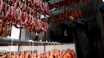 湖北老河口：大雪时节至 香肠加工忙