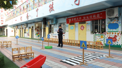 迎元旦 学交规 湖北老河口萌娃筑牢平安假期防线