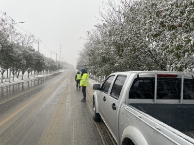 市公路建设中心连夜奋战除雪保畅通