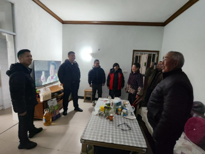 市应急管理局走访慰问包保社区困难群众 