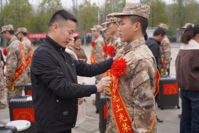 我市40名新兵启程赴营 大学生占90% 