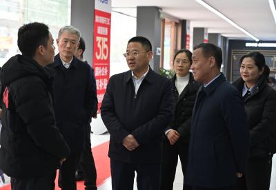 冯玉强调研商务工作 