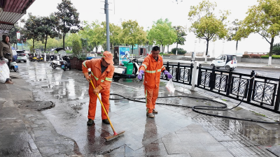 市环卫处：冲洗路面油污 守护洁净市容