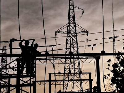 市供电公司开展电网春检 