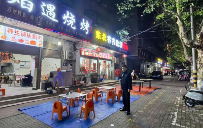 市城管执法局：整治油污顽疾 规范夜市秩序