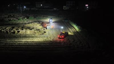 “移动灯塔”护航雨隙抢收