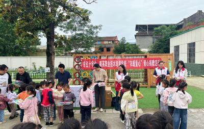 “六一”慰问进校园  防溺水宣教护成长