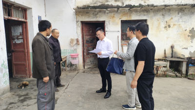 市医保局入户走访困难群众