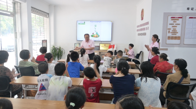传承端午民俗 关爱“一老一小”