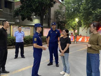酂阳街道联合消防救援局开展居民小区夏季消防夜查 