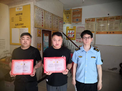 外卖骑手变身“食安哨兵” 守护网络餐饮安全 