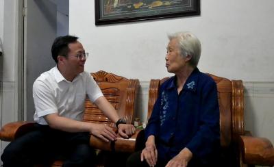 市领导 “七一” 走访慰问老党员