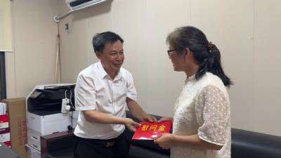 市领导 “七一” 走访慰问生活困难党员