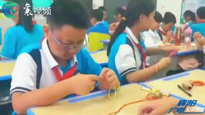 巧手编彩绳 五彩迎端午