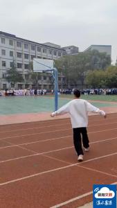 运动会上的街舞男孩 