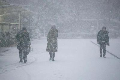 脚底打滑、刹不住车？雨雪天出行全攻略请收好→