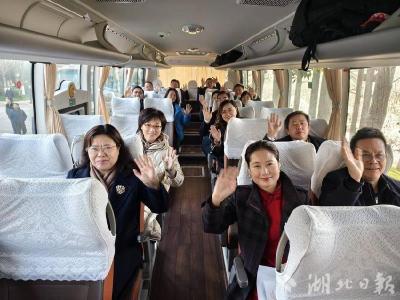 湖北代表团出发赴京参加全国两会