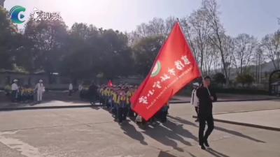 缅怀先烈志 丰碑励童心