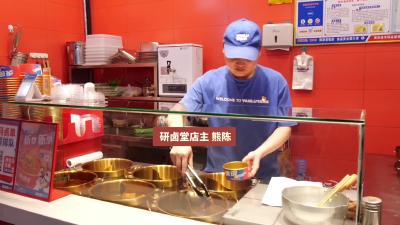 南漳：楼宇商圈党建 解决商户“急难愁盼”