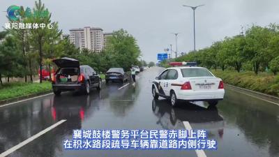 “赤脚”民警   守护交通安全！