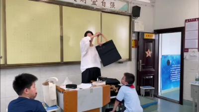 教师节，这所学校老师给学生送礼物啦