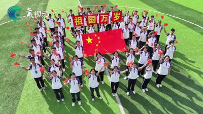我和国旗合个影 晒出浓浓爱国情