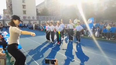 舞蹈教师化身猴王，带领一群听力障碍的学生激情演绎《黑神话悟空》