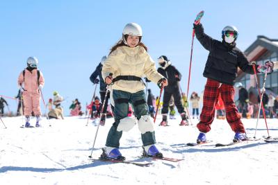 襄阳保康：横冲滑雪场开板 游客畅享冰雪运动乐趣