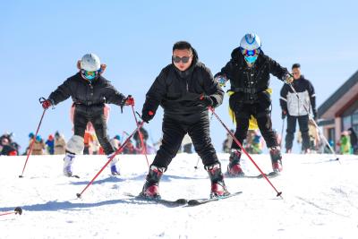 襄阳保康：横冲滑雪场开板 游客畅享冰雪运动乐趣