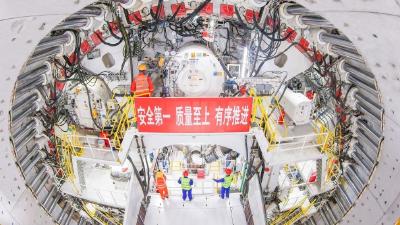 世界最大直径水下盾构隧道掘进破千米