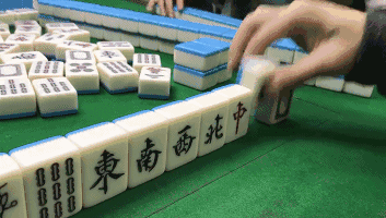 593180