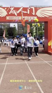 襄阳四中高三成人礼上，同学们突然合力抬起班主任，伴着笑声与欢呼冲过成人门！