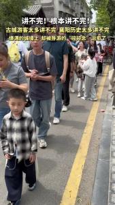 在人挤人的城墙上，却被导游“碎碎念”治愈了…… 