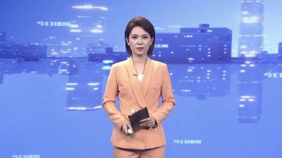 单手大学生，咬笔征服“无人机”赛场