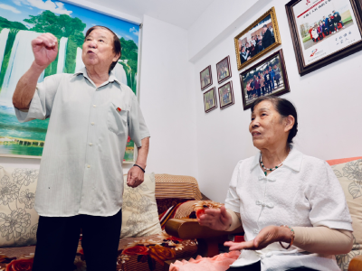 “八旬老儿终于回到百岁慈母的怀抱！”