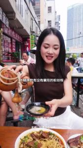 美食主播来襄阳打卡牛肉面馆