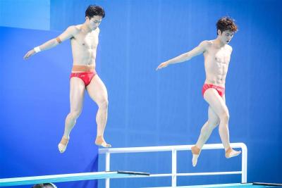 十五运跳水男团：王宗源/郑九源位列双人三米板第一