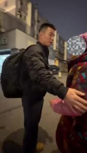 冬日里的暖心瞬间，武警战士休假期间，帮助老人找到回家的路