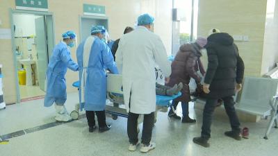 视频︱县人民医院：畅通急诊救护通道 全力以赴救治患者