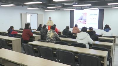 视频︱蓝丝带母婴公司“艾大姐”巾帼志愿服务队：勇担社会责任 传递爱和温暖