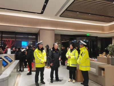 风雪夜55名受困乘客走进食堂，“在湖北高速感受别样温暖！”