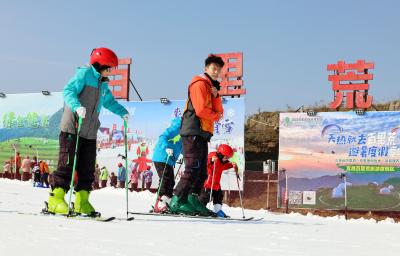 湖北宜昌：百里荒滑雪场开板 “冷资源”变“热经济”