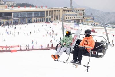 新春走基层丨家门口的滑雪场上过大年