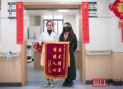 武汉医生万米高空挺身而出救人，乘客家属专程到医院送锦旗致谢，家属点赞：“社会需要您这样正能量，善良的人”