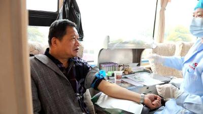 “献血英雄”华志杰：21年义务献血甘当“活雷锋”