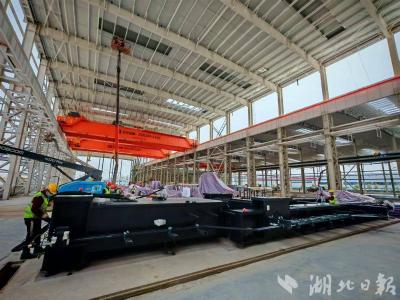 全球最大压铸机在东风武汉新工厂开始安装 这个巨人会“绣花”