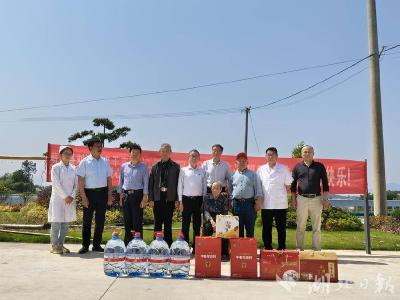 湖北麒凌卓公司和刘河镇老干支部携手看望中国科学院院士骆清铭母亲